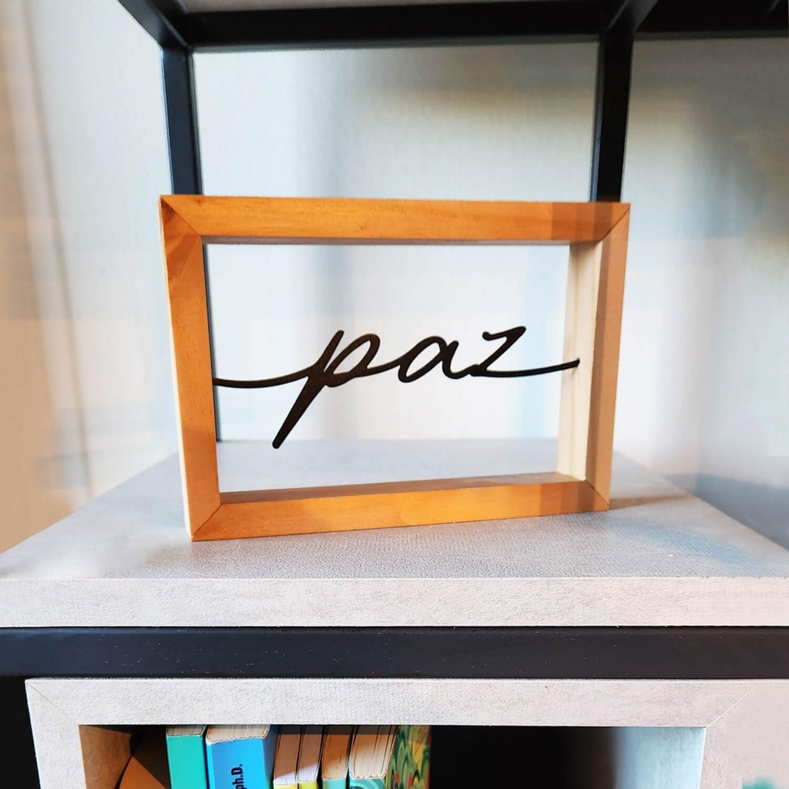 ESCULTURA COM MOLDURA PAZ ( PRETA) - Imagem 2